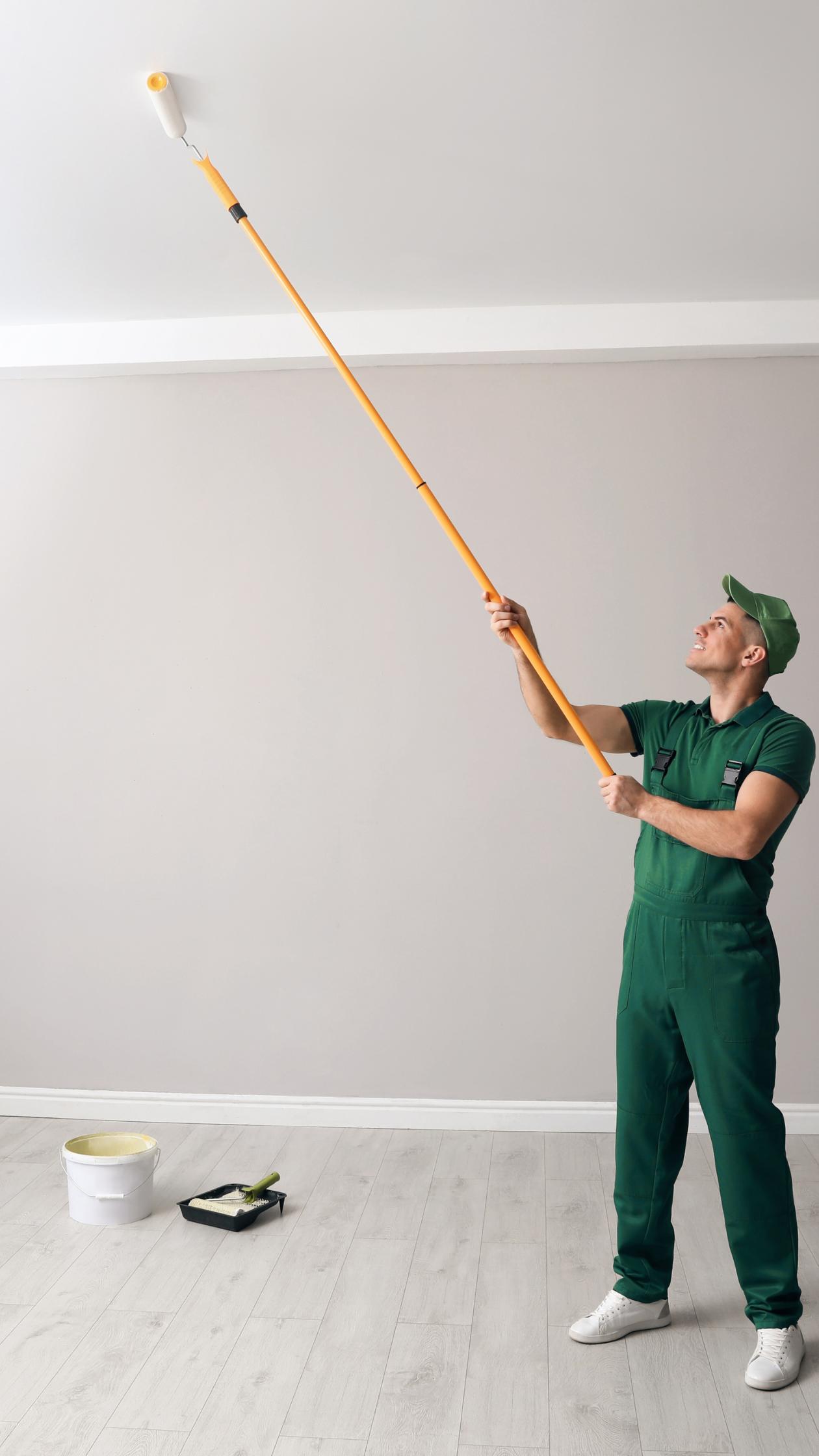 Plafond schilderen met roller en verlengsteel schilder die plafond verft