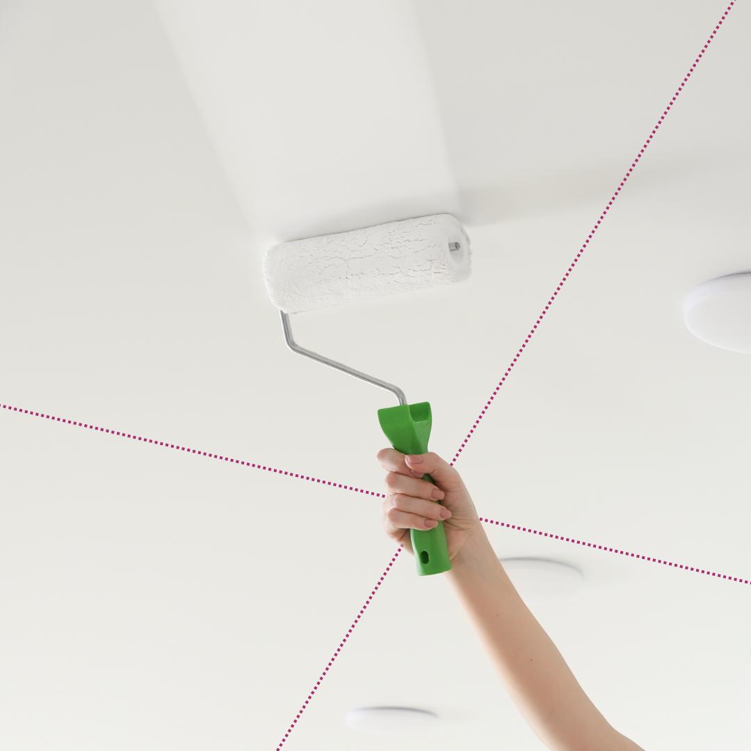 Plafond schilderen met primer plafond schilderen in denkbeeldige vierkanten
